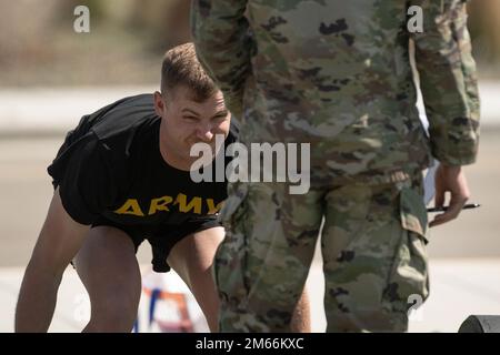 All'inizio di aprile, i cadetti del Battaglione Bronco della Boise state University si sono riuniti sul campo di Gowen per completare il test di idoneità al combattimento dell'esercito. Il semestre primaverile del 2022 è in via di completamento e i cadetti del Boise state University Army ROTC Bronco Battaglione sono rimasti attivi fino ad aprile, mentre marciavano verso il traguardo. I cadetti hanno completato l'Army Combat Fitness Test, un 12 e 8 miglia Ruck marcia lungo la City of Boise Green Belt Trail, e un workshop di sviluppo personale sulla creazione di stabilità finanziaria. Diversi cadetti riceveranno la loro commissione come 2Lt.s in Army, Army Res Foto Stock