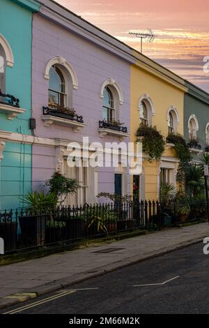 LONDRA, INGHILTERRA - 2nd GENNAIO 2023: Bella strada a Londra con case multicolore, in una serata d'inverno, in Inghilterra Foto Stock