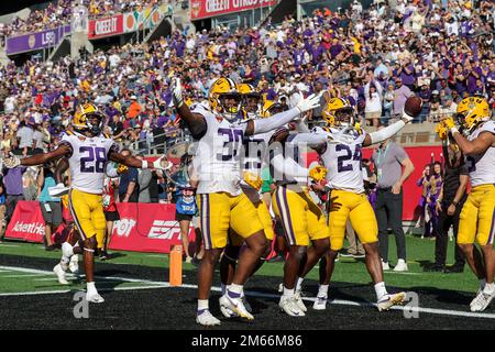 Orlando, Florida, Stati Uniti. 2 gennaio 2023: Il ricevitore LSU Tigers LANDON IBIETA (24) e i compagni di squadra festeggiano dopo un touchdown durante la partita NCAA Cheez-IT Citrus Bowl del 2023 tra le LSU Fighting Tigers e i Purdue Boilermakers al Camping World Stadium di Orlando, Florida, il 2 gennaio 2023. (Credit Image: © Cory Knowlton/ZUMA Press Wire) Credit: ZUMA Press, Inc./Alamy Live News Foto Stock