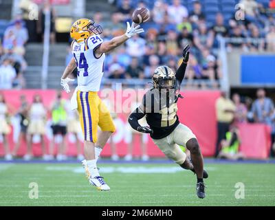 Orlando, Florida, Stati Uniti. 2 gennaio 2023: LSU Tigers ricevitore largo Landon Ibieta (24) non è in grado di trainare in un passaggio mentre è difeso da Purdue Boilermakers sicurezza Jah'von Grigsby (12) durante 2nd metà Cheez-IT Citrus Bowl tra LSU Tigers vs Purdue Boilermakers. La LSU ha sconfitto Purdue 63-7 al Camping World Stadium di Orlando, Florida. Romeo T Guzman/CSM Credit: CAL Sport Media/Alamy Live News Foto Stock