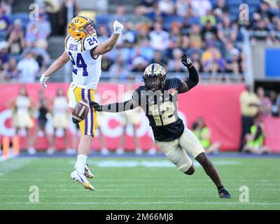 Orlando, Florida, Stati Uniti. 2 gennaio 2023: LSU Tigers ricevitore largo Landon Ibieta (24) non è in grado di trainare in un passaggio mentre è difeso da Purdue Boilermakers sicurezza Jah'von Grigsby (12) durante 2nd metà Cheez-IT Citrus Bowl tra LSU Tigers vs Purdue Boilermakers. La LSU ha sconfitto Purdue 63-7 al Camping World Stadium di Orlando, Florida. Romeo T Guzman/CSM Credit: CAL Sport Media/Alamy Live News Foto Stock