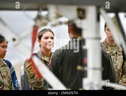 I cadetti del corpo di addestramento ufficiale della Yale Air Force Reserve fanno un tour della 104th Fighting Wing, 8 aprile 2022, alla base della Guardia Nazionale dell'Aeronautica di Barnes, Massachusetts. Il tour ha rafforzato il rapporto tra il programma AFROTC e i membri della base, dando anche ai cadetti l'opportunità di conoscere la Guardia Nazionale aerea. Foto Stock