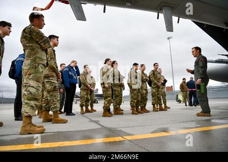 I cadetti del corpo di addestramento ufficiale della Yale Air Force Reserve fanno un tour della 104th Fighting Wing, 8 aprile 2022, alla base della Guardia Nazionale dell'Aeronautica di Barnes, Massachusetts. Il tour ha rafforzato il rapporto tra il programma AFROTC e i membri della base, dando anche ai cadetti l'opportunità di conoscere la Guardia Nazionale aerea. Foto Stock