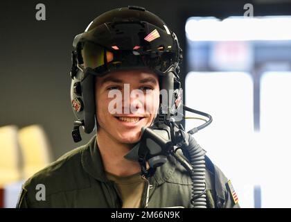 I cadetti del corpo di addestramento ufficiale della Yale Air Force Reserve fanno un tour della 104th Fighting Wing, 8 aprile 2022, alla base della Guardia Nazionale dell'Aeronautica di Barnes, Massachusetts. Il tour ha rafforzato il rapporto tra il programma AFROTC e i membri della base, dando anche ai cadetti l'opportunità di conoscere la Guardia Nazionale aerea. Foto Stock