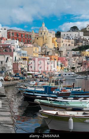 La Marina di Corricella, il più antico borgo peschereccio di Procida, è un porto seicentesco famoso per la sua spontanea architettura Foto Stock