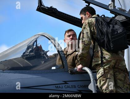 Tecnico. Theodore Russel, capo equipaggio del 104th Maintenance Group, parla con un cadetto del corpo di addestramento ufficiale della Yale Air Force Reserve durante un tour della 104th Fighting Wing 8 aprile 2022 alla Barnes Air National Guard base, Massachusetts. Il tour ha rafforzato il rapporto tra il programma AFROTC e i membri della base, dando anche ai cadetti l'opportunità di conoscere la Guardia Nazionale aerea. Foto Stock