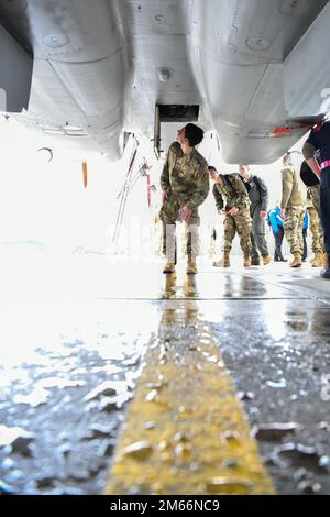 I cadetti del corpo di addestramento ufficiale della Yale Air Force Reserve fanno un tour della 104th Fighting Wing, 8 aprile 2022, alla base della Guardia Nazionale dell'Aeronautica di Barnes, Massachusetts. Il tour ha rafforzato il rapporto tra il programma AFROTC e i membri della base, dando anche ai cadetti l'opportunità di conoscere la Guardia Nazionale aerea. Foto Stock