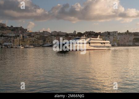 Caremar è un'azienda marittima mediterranea. Opera in rotte dalla Campania a Capri, Ischia, Procida Foto Stock