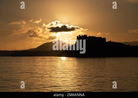 Il Golfo di Napoli, detto anche Golfo di Napoli, è un golfo largo circa 15 chilometri situato lungo la costa sud-occidentale d'Italia Foto Stock