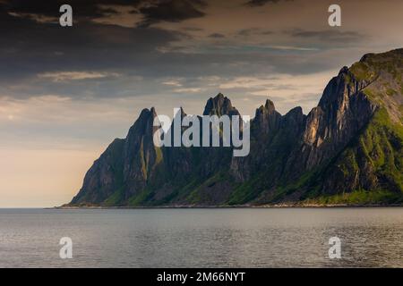 Il Tungeneset (denti del Diavolo), montagne sull'oceano nell'isola di Senja, Norvegia Foto Stock