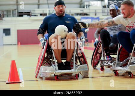 STATI UNITI Master dell'aeronautica Sgt. Roger Hopkins, in pensione negli Stati Uniti Il personale dell'esercito Sgt. Shawn Runnells ed il CPT ritirato. Dandy "Alex" Wilson si è riunito per la pratica di rugby su sedia a rotelle durante l'Invictus Games Team US Campo di allenamento a Fort Belvoir, Virginia Foto Stock