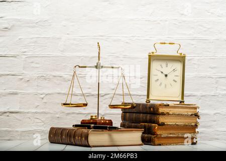 Legge legale e concetto di giustizia, libro di legge con un giudice di legno gavel sul tavolo in un tribunale o ufficio di applicazione della legge. Copia spazio per il testo Foto Stock