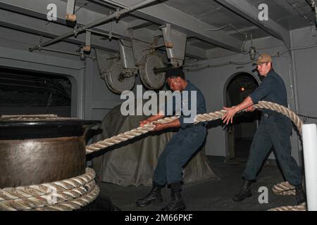 Seaman Bovensky Alix, a sinistra, da Maplewood, New Jersey, e Boatswain's Mate Seaman Tarin Adams, da Newberg, Oregon, entrambi assegnati al reparto di coperta della USS Gerald R. Ford (CVN 78), tira una linea di ormeggio sulla coda della Ford, 8 aprile 2022.Ford è in corso nell'Oceano Atlantico conducendo qualifiche di portaerei e scioperando l'integrazione del gruppo come parte della fase di base personalizzata della nave prima dello spiegamento operativo. CVN 78,marinai,US Navy,USS Gerald R. Ford (CVN 78), Foto Stock