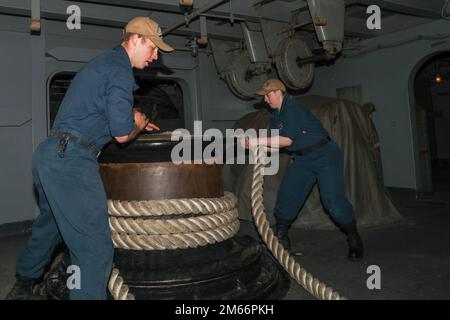 Boatswain's Mate Seaman Tarin Adams, a sinistra, da Newberg, Oregon, e Boatswain's Mate 3rd Class Lucille Duncan, da Westen, West Virginia, entrambi assegnati al reparto di coperta della USS Gerald R. Ford (CVN 78), tirano una linea di ormeggio sulla coda della Ford, 8 aprile 2022. La Ford è in corso nell’Oceano Atlantico e conduce qualifiche di vettori e integrazione di gruppi di sciopero nell’ambito della fase di base personalizzata della nave prima dello schieramento operativo. CVN 78,marinai,US Navy,USS Gerald R. Ford (CVN 78), Foto Stock