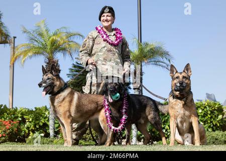 STATI UNITI Tecnologia Air Force. SGT. Nicole Frick, 647th forze di sicurezza Squadron militare canile maestro di lavoro, posa per una foto con i suoi cani in una cerimonia di pensionamento 8 aprile 2022, alla base congiunta Pearl Harbor-Hickam, Hawaii. I tre cani di Fralick sono tutti MWG in pensione, tra cui MWD Zeus, centro recentemente ritirato. Foto Stock