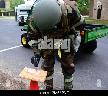 Un membro del 118th Emergency Management Office esercita il controllo della carta M9 per la contaminazione 8 aprile 2022 presso la base della Guardia Nazionale dell'aria di Berry Field, Nashville, Tennessee. I membri di tutta l'ala 118th hanno partecipato al più grande esercizio di preparazione on-base nella storia dell'ala dal 5 al 9 aprile, per aiutare a preparare e addestrare l'ala per un conflitto quasi-peer. Foto Stock