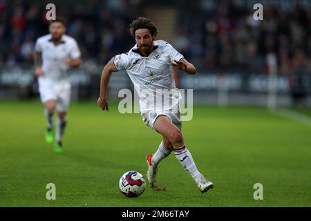 Swansea, Regno Unito. 02nd Jan, 2023. Joe Allen di Swansea City in azione. Partita di campionato EFL Skybet, Swansea City contro Burnley al Swansea.com° stadio di Swansea, Galles, lunedì 2nd gennaio 2023. Questa immagine può essere utilizzata solo per scopi editoriali. Solo per uso editoriale, licenza richiesta per uso commerciale. Non è utilizzabile nelle scommesse, nei giochi o nelle pubblicazioni di un singolo club/campionato/giocatore. pic di Andrew Orchard/Andrew Orchard sports photography/Alamy Live news Credit: Andrew Orchard sports photography/Alamy Live News Foto Stock