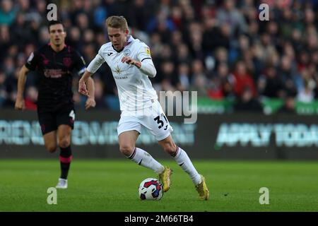 Swansea, Regno Unito. 02nd Jan, 2023. Ollie Cooper di Swansea City in azione. Partita di campionato EFL Skybet, Swansea City contro Burnley al Swansea.com° stadio di Swansea, Galles, lunedì 2nd gennaio 2023. Questa immagine può essere utilizzata solo per scopi editoriali. Solo per uso editoriale, licenza richiesta per uso commerciale. Non è utilizzabile nelle scommesse, nei giochi o nelle pubblicazioni di un singolo club/campionato/giocatore. pic di Andrew Orchard/Andrew Orchard sports photography/Alamy Live news Credit: Andrew Orchard sports photography/Alamy Live News Foto Stock