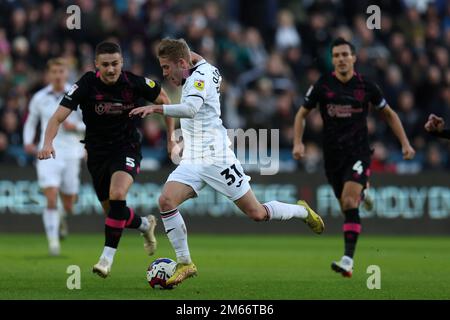 Swansea, Regno Unito. 02nd Jan, 2023. Ollie Cooper di Swansea City in azione. Partita di campionato EFL Skybet, Swansea City contro Burnley al Swansea.com° stadio di Swansea, Galles, lunedì 2nd gennaio 2023. Questa immagine può essere utilizzata solo per scopi editoriali. Solo per uso editoriale, licenza richiesta per uso commerciale. Non è utilizzabile nelle scommesse, nei giochi o nelle pubblicazioni di un singolo club/campionato/giocatore. pic di Andrew Orchard/Andrew Orchard sports photography/Alamy Live news Credit: Andrew Orchard sports photography/Alamy Live News Foto Stock