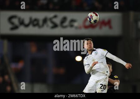 Swansea, Regno Unito. 02nd Jan, 2023. Liam Cullen della città di Swansea in azione. Partita di campionato EFL Skybet, Swansea City contro Burnley al Swansea.com° stadio di Swansea, Galles, lunedì 2nd gennaio 2023. Questa immagine può essere utilizzata solo per scopi editoriali. Solo per uso editoriale, licenza richiesta per uso commerciale. Non è utilizzabile nelle scommesse, nei giochi o nelle pubblicazioni di un singolo club/campionato/giocatore. pic di Andrew Orchard/Andrew Orchard sports photography/Alamy Live news Credit: Andrew Orchard sports photography/Alamy Live News Foto Stock