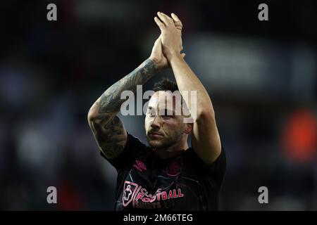 Swansea, Regno Unito. 02nd Jan, 2023. Josh Brownhill di Burnley si occupa dopo il gioco. Partita di campionato EFL Skybet, Swansea City contro Burnley al Swansea.com° stadio di Swansea, Galles, lunedì 2nd gennaio 2023. Questa immagine può essere utilizzata solo per scopi editoriali. Solo per uso editoriale, licenza richiesta per uso commerciale. Non è utilizzabile nelle scommesse, nei giochi o nelle pubblicazioni di un singolo club/campionato/giocatore. pic di Andrew Orchard/Andrew Orchard sports photography/Alamy Live news Credit: Andrew Orchard sports photography/Alamy Live News Foto Stock