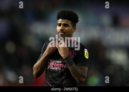 Swansea, Regno Unito. 02nd Jan, 2023. Ian Maatsen di Burnley guarda. Partita di campionato EFL Skybet, Swansea City contro Burnley al Swansea.com° stadio di Swansea, Galles, lunedì 2nd gennaio 2023. Questa immagine può essere utilizzata solo per scopi editoriali. Solo per uso editoriale, licenza richiesta per uso commerciale. Non è utilizzabile nelle scommesse, nei giochi o nelle pubblicazioni di un singolo club/campionato/giocatore. pic di Andrew Orchard/Andrew Orchard sports photography/Alamy Live news Credit: Andrew Orchard sports photography/Alamy Live News Foto Stock