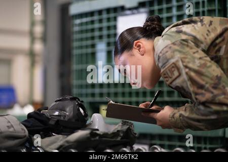 STATI UNITI Air Force Airman Delahna Marron, 60th Logistics Readiness Squadron Material Management Specialist, ispeziona una maschera a gas durante un esercizio presso la base dell'aeronautica militare Travis, California, 8 aprile 2022. Gli airmen di più squadroni hanno partecipato al roundel di esercitazione Perun 22-01, testando le capacità di mobilità rapida di Travis AFB durante i possibili scenari reali. Foto Stock