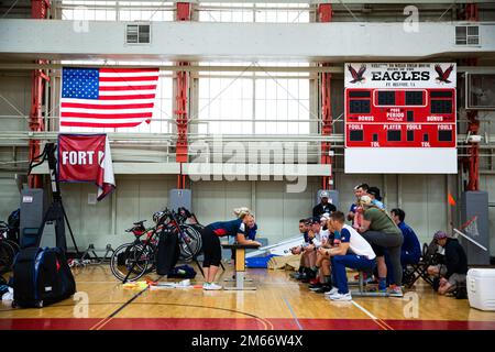 I veterani feriti si preparano a gareggiare negli Invictus Games 2022 allenandosi in bicicletta durante gli Invictus Games Team U.S. 2022 Campo di addestramento, Fort Belvoir, Virginia, 8 aprile 2022. Il Team U.S fa parte di oltre 500 partecipanti provenienti da 20 paesi che parteciperanno agli Invictus Games The Hague 2020 con dieci sport adattivi, tra cui tiro con l'arco, campo, canottaggio al coperto, powerlifting, nuoto, pista, pallavolo seduta, basket su sedia a rotelle, sedia a rotelle rubino, e una sfida alla guida. Foto Stock