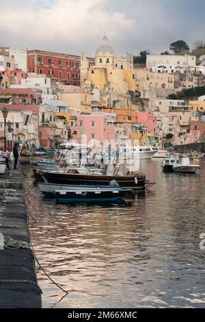 La Marina di Corricella, il più antico borgo peschereccio di Procida, è un porto seicentesco famoso per la sua spontanea architettura Foto Stock