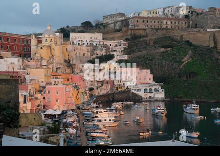 La Marina di Corricella, il più antico borgo peschereccio di Procida, è un porto seicentesco famoso per la sua spontanea architettura Foto Stock