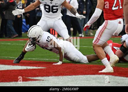 I Lions di Penn state Nittany che corrono indietro Nicholas Singleton (10) segnano i punteggi in una corsa di cinque iarde contro gli Utah Utes nel primo trimestre a Pasadena, California, il 2 gennaio 2023. Penn state e Utah sono legati 14-14 a metà tempo. Foto di Jon SooHoo/UPI Foto Stock