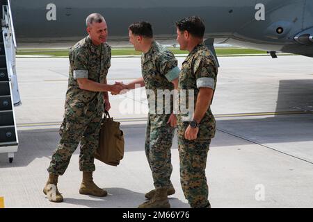 STATI UNITI Colter Bahlau, l'ufficiale operativo per la base del corpo Marino (MCB) Camp Blaz, centro, saluta il generale Bradford Gering, comandante generale di 3rd Marine Aircraft Wing, partì, durante il suo arrivo alla base dell'aeronautica di Andersen per una visita a MCB Camp Blaz, Guam, 8 aprile 2022. La visita a MCB Camp Blaz comprendeva un incontro con la leadership e il personale chiave, e un tour delle strutture e dei siti di costruzione di MCB Camp Blaz. Le visite a MCB Camp Blaz consentono alla comunità locale e ai partner strategici di impegnarsi con la base rafforzando e potenziando la loro partnership. Foto Stock