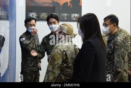 Il secondo Lt. Dong Hyeon Lee, traduttore del col. Soon Tae Kim, comandante del gruppo di assistenza e servizio della Repubblica di Corea (ROK), mostra le immagini al col. E. Jonelle Eychner, comandante del gruppo di supporto della missione 51st, prima di una cerimonia di Memorandum of Understanding sulla base aerea di Osan, ROK, 6 aprile 2022. La cerimonia ha aiutato ad aggiornare le procedure di sicurezza e i protocolli di sicurezza per la base. Foto Stock