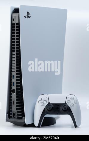 New york, USA - 28 dicembre 2022: Sony playstation 5 con joystick su sfondo bianco Foto Stock