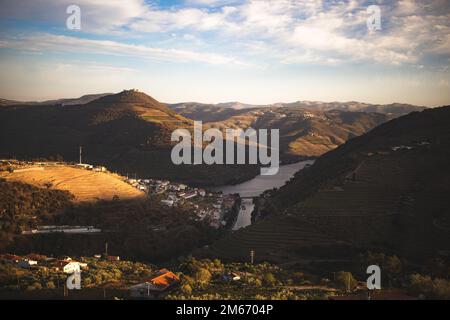 Il villaggio di Pinhão nella valle del Douro è visto vicino al tramonto dall'alto in Portogallo. Foto Stock