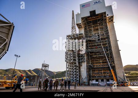 I membri del German Space Situational Awareness Centre e del 18th Space Control Squadron visitano il complesso di lancio spaziale 6 sulla base della forza spaziale Vandenberg, California, 8 aprile 2022. Questo primo evento della durata di una settimana ha riunito cinque operatori spaziali GSSAC con numerosi 18 rappresentanti SPCS per esaminare e migliorare i processi tra i due gruppi e contemporaneamente visitare i punti chiave della base. Foto Stock