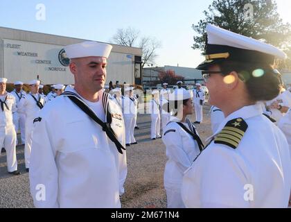 NORFOLK, Virginia - il capitano Erin Acosta, comandante ufficiale, Fleet Weather Center-Norfolk, conduce un'ispezione uniforme dei suoi marinai mentre la regione si sposta verso i bianchi estivi. Il comando Naval Meteorology and Oceanography dirige e supervisiona oltre 2.500 militari e civili distribuiti a livello globale che raccolgono, elaborano e sfruttano le informazioni ambientali per assistere i comandanti della flotta e dei congiunti in tutte le aree di guerra per prendere decisioni migliori più velocemente dell'avversario, 8 aprile 2022. Foto Stock