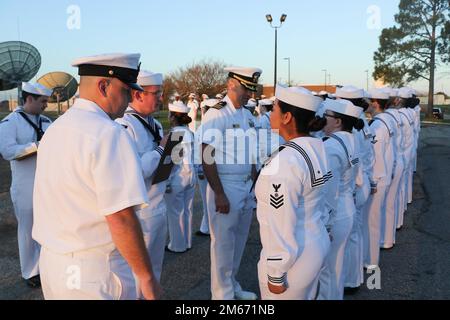 NORFOLK, Virginia - il capitano Erin Acosta, comandante ufficiale, Fleet Weather Center-Norfolk, conduce un'ispezione uniforme dei suoi marinai mentre la regione si sposta verso i bianchi estivi. Il comando Naval Meteorology and Oceanography dirige e supervisiona oltre 2.500 militari e civili distribuiti a livello globale che raccolgono, elaborano e sfruttano le informazioni ambientali per assistere i comandanti della flotta e dei congiunti in tutte le aree di guerra per prendere decisioni migliori più velocemente dell'avversario, 8 aprile 2022. Foto Stock