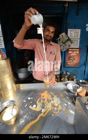 Un Chai Wallah preparazione tradizionale indiano ( Chai tea latte ) a Madurai, India. Foto Stock