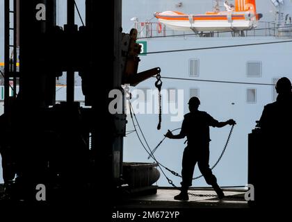 Boatswain's Mate 3rd Class Inecio Robles, di Burien, Washington, assegnato al dipartimento di coperta della USS Gerald R. Ford (CVN 78), scarica un'attrezzatura standard di rifornimento in corso durante una munizioni in carico con la USNS William McLean (T-AKE 12), 9 aprile 2022. Ford è in corso nell’Oceano Atlantico per la conduzione delle qualifiche dei vettori e l’integrazione dei gruppi di sciopero come parte della fase di base su misura della nave prima dello spiegamento operativo Foto Stock