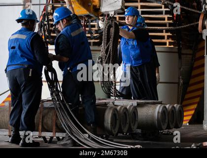 Boatswain's Mate 3rd Class Inecio Robles, di Burien, Washington, assegnato al dipartimento di coperta della USS Gerald R. Ford (CVN 78), sgancia un'attrezzatura standard di rifornimento in corso durante una munizioni in carico con la USNS William McLean (T-AKE 12), 9 aprile 2022. Ford è in corso nell’Oceano Atlantico per la conduzione delle qualifiche dei vettori e l’integrazione dei gruppi di sciopero come parte della fase di base su misura della nave prima dello spiegamento operativo Foto Stock