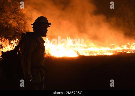 Cody, Texas state Forrest Service, Fredricksburg Task Force picchiaduro squadra pompiere, indagini un controllato 'burn-out' che è stato iniziato a gestire l'area di un grande incendio selvatico 9 aprile 2022 presso Joint base San Antonio - campo Bullis zona di demolizione gamma. JBSA-Camp Bullis comprende oltre 27.000 ettari di campi, aree di allenamento e terreni selvaggi sul lato nord di San Antonio ed è un punto di formazione fondamentale per i membri del servizio della base comune di San Antonio. Foto Stock