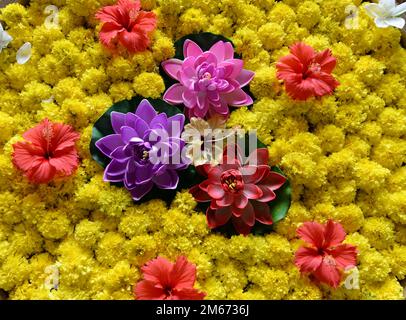 Fiori disposti in una ciotola di acqua-decorazione tradizionale per l'auspicio in India del Sud. Foto Stock