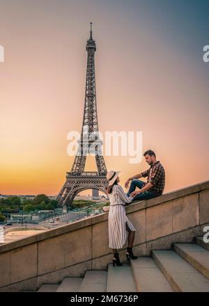 Coppia uomini e donne luna di miele sulla torre Eiffel Parigi Francia, coppia uomini e donne viaggio in città a Parigi durante l'estate all'alba Foto Stock