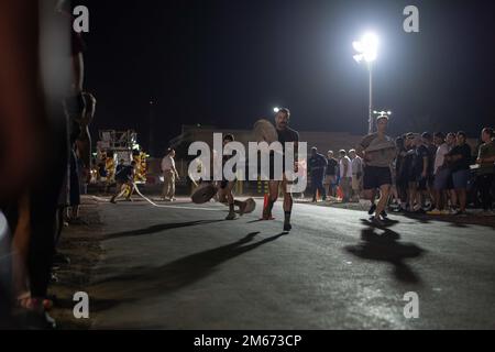 CAMP LEMONNIER, Gibuti (9 aprile 2022) i membri del servizio, il personale di base e i partner della coalizione, partecipano alla parte sfida del capo fuoco della Captains Cup 2022. Camp Lemonnier, Gibuti serve come base di spedizione per le forze militari statunitensi fornendo sostegno a navi, aerei e personale che garantiscono la sicurezza in tutta Europa, Africa e Asia sud-occidentale. La base consente operazioni marittime e di combattimento nel Corno d'Africa, promuovendo al contempo relazioni positive tra Stati Uniti e Africa. Foto Stock