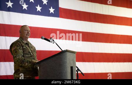 Il col. James M. Palembas parla ad un pubblico dei guardiani nazionali dell'Alaska e di illustri ospiti durante una cerimonia di cambio di comando alla base congiunta Elmendorf-Richardson, 9 aprile 2022. Palembas è stato recentemente Capo di Stato maggiore della Guardia Nazionale dell'Alaska ed è stato scelto dall'Adjutant General, Major Gener Torrence Saxe per la responsabilità di essere il leader della Guardia Nazionale dell'Alaska Army. Foto Stock