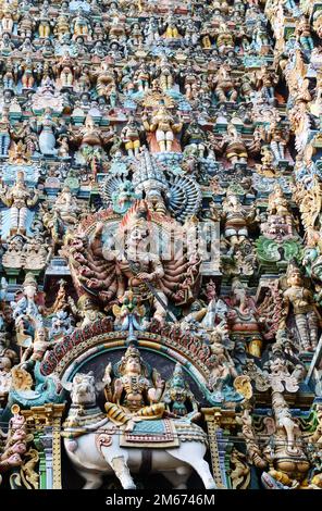 I gopurams colorati del tempiale di Amman di Meenakshi a Madurai, Tamil Nadu, India. Foto Stock