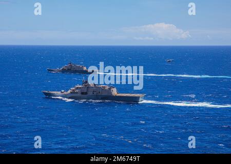 220409-N-GF955-1153 MARE DEI CARAIBI - (9 aprile 2022) -- le navi da combattimento litoranee Freedom-Variant USS Billings (LCS 15) e USS Wichita (LCS 13) e MH-60s elicotteri Sea Hawk assegnati a Helicopter Sea Combat Squadron (HSC) 28, distaccamenti 6 e 7 conducono operazioni di lotta contro la narcotica nel Mar dei Caraibi, 9 aprile 2022. Billings e Wichita sono dislocate nell'area operativa della flotta degli Stati Uniti 4th per sostenere la missione della Joint Interagency Task Force South, che include missioni contro il traffico illecito di droga nei Caraibi e nel Pacifico orientale. Foto Stock