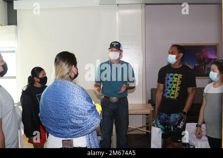 Logan Justice (Center), specialista in infermieristica pratica presso il Weed Army Community Hospital, offre un tour di una sala operatoria e di consegna il 9 aprile durante la Baby Expo a Weed ACH a Fort Irwin, California. Durante l'evento, i membri della famiglia di Fort Irwin hanno avuto l'opportunità di visitare l'unità e fare domande. (Foto di Kimberly Hackbarth / Weed ACH Public Affairs Office) Foto Stock