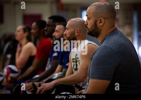 I veterani feriti si preparano a gareggiare negli Invictus Games del 2022 allenandosi all'evento di pallavolo durante l'Invictus Games Team U.S. del 2022 Campo di addestramento, Fort Belvoir, Virginia, 9 aprile 2022. Il Team U.S. fa parte di oltre 500 partecipanti provenienti da 20 paesi che parteciperanno agli Invictus Games The Hague 2020, con dieci sport adattivi, tra cui tiro con l'arco, rowing powerlifting al coperto, nuoto, pista, seduta, pallavolo, pallacanestro su sedia a rotelle, rugby su sedia a rotelle e una sfida alla guida. Foto Stock